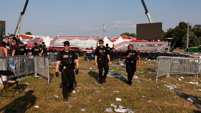 Lokasi Tempat Donald Trump Ditembak Berantakan Security forces members operate at the site where Republican presidential candidate and former U.S. President Donald Trump was attending a campaign event where gunfire rang out, at the Butler Farm Show in Butler, Pennsylvania, U.S., July 13, 2024, in this screen grab taken from a video. REUTERS/Reuters TV