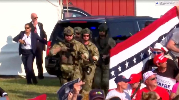 Lokasi Tempat Donald Trump Ditembak Berantakan Security forces members operate at the site where Republican presidential candidate and former U.S. President Donald Trump was attending a campaign event where gunfire rang out, at the Butler Farm Show in Butler, Pennsylvania, U.S., July 13, 2024, in this screen grab taken from a video. REUTERS/Reuters TV