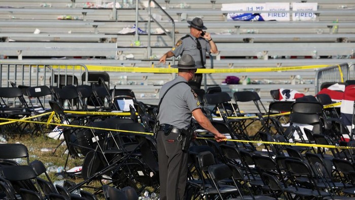 Lokasi Tempat Donald Trump Ditembak Berantakan Security forces members operate at the site where Republican presidential candidate and former U.S. President Donald Trump was attending a campaign event where gunfire rang out, at the Butler Farm Show in Butler, Pennsylvania, U.S., July 13, 2024, in this screen grab taken from a video. REUTERS/Reuters TV