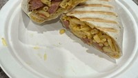 Burrito biasanya diisi dengan potongan daging dan rempah-rempah. Tetapi hidangan burrito rumahan ini justru ditambahkan makaroni yang melimpah. Foto: Bored Panda