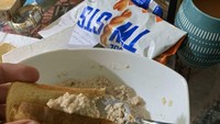 Punya kebiasaan yang aneh, ada pria yang mengeluh dirinya selalu dihina oleh istrinya perihal cara makan. Ternyata ia memang terbiasa menyantap oatmeal sebagai topping roti tawar. Foto: Bored Panda