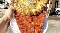 Jika biasanya topping pizza disajikan saling tumpang tindih, tidak dengan yang ini. Toppingnya justru dipisah-pisah sehingga setiap bagian punya rasa berbeda. Foto: Bored Panda