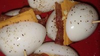 Sandwich biasanya dibuat dari himpitan roti tawar dengan isiannya. Tetapi menu Bacon Egg and Cheese Sandwich ini disajikan dengan gaya yang aneh. Foto: Bored Panda