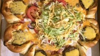 Seorang netizen mengatakan suatu hari ia memesan pizza dengan topping cheeseburger. Tetapi setelah pizzanya datang ia tak menyangka dengan penyajiannya yang aneh. Foto: Bored Panda
