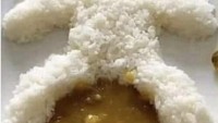 Orang tua yang menyajikan menu ini tentu tak memikirkan estetika piring anaknya. Kari yang diletakkan sebagai lauk sepertinya berada di posisi yang tak seharusnya. Foto: Bored Panda