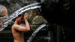 Melihat Umat Hindu Membersihkan Diri dalam Ritual Banyu Pinaruh