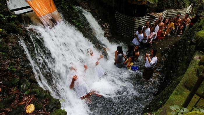 Melihat Umat Hindu Membersihkan Diri dalam Ritual Banyu Pinaruh