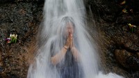 Umat Hindu melaksanakan ritual Banyu Pinaruh ke sejumlah sumber mata air di Pulau Dewata, Minggu (14/7).