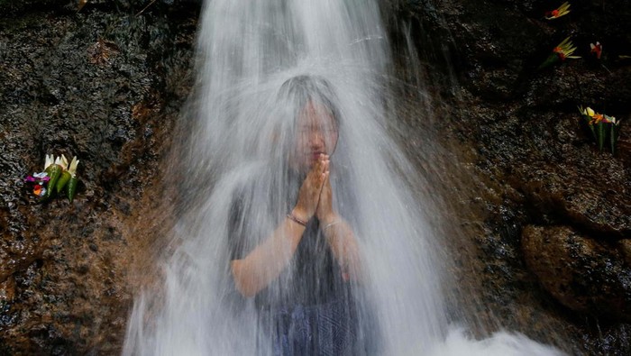 Melihat Umat Hindu Membersihkan Diri dalam Ritual Banyu Pinaruh A Balinese Hindu man takes part during a cleansing ritual called Banyu Pinaruh, which is believed to purify body and soul, at Mengening temple holy spring in Gianyar, Bali, Indonesia, July 14, 2024. REUTERS/Johannes P. Christo