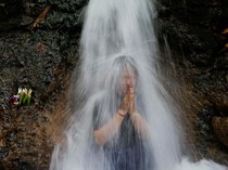 Melihat Umat Hindu Membersihkan Diri dalam Ritual Banyu Pinaruh