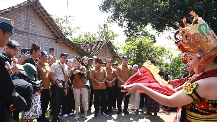 Menparekraf Sandiaga Salahuddin Uno saat di Desa Adat Kemiren Banyuwangi