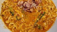 Satu lagi tempat menikmati sajian mie bangladesh yang enak. Indomie Bangladesh Bang Dul di Jalan Raya Parung Bogor. Seporsinya dibanderol mulai dari Rp 15.000, wajib tambah puding telur kalau ingin lebih nikmat. Foto: Google Review