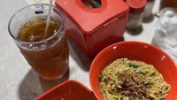Kamu juga bisa menikmati mie bangladesh lainnya di kawasan Bekasi. Tepatnya di Mie Pan yang berlokasi di Gedung Balai Masyarakat Perumnas Bekasi. Harga seporsinya Rp 17.000 untuk porsi normal dan kamu wajib tambah puding telur kalau ingin tambah nikmat. Foto: Google Review