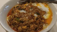 Rekomendasi mie bangladesh enak lainnya di kawasan Tebet, Jakarta Selatan, ada di Warung Nampol. Mie bangladesh (Rp 15.000) yang berempah pekat ini nikmat sekali disantap bersama bawang goreng yang melimpah. Kuahnya semakin creamy jika dinikmati bersama puding telur. Foto: Google Review