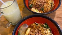 Warung Susu Murni Samudra di kawasan Cempaka Putih, Jakarta Pusat juga menyediakan menu mie bangladesh yang mlekoh. Seporsinya mulai dari Rp 15.000 saja dan dapat dinikmati berdasarkan level kepedasan. Foto: Google Review