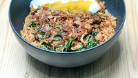 Mie Medan Bangladesh Sedap ini berlokasi di Jalan Pahlawan Revolusi, Duren Sawit, Jakarta Timur. Gerai satu ini menawarkan racikan mie bangladesh yang sedap berempah dengan harga Rp 14.000 saja. Namun, kalau kamu menambahkan telur setengah matang atau ceplok dibanderol Rp 20.000. Foto: Google Review