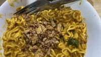 Kalau ingin kulineran malam sambil menyantap mie bangladesh, bisa mengunjungi Kedai Mie Bangladesh Tebet. Seporsinya dibanderol terjangkau, yaitu Rp 17.000. Kamu juga bisa sekaligus menikmati es susu segar seharga Rp 12.000. Foto: Google Review