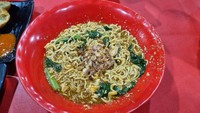 Mie bangladesh yang viral pertama kali di Jakarta ada di kawasan Sunter. Warung yang menawarkan adalah Warung Bang Hen. Dulu untuk menikmatinya harus rela antre, untuk harganya dibanderol mulai dari Rp 20.000-an. Foto: Google Review