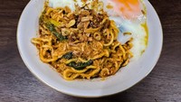Kedai Mie Bangladesh Tebet belakangan jadi perbincangan penikmat kuliner karena menyajikan mie bangladesh yang nikmat. Seporsinya dibanderol Rp 35.000 sudah termasuk puding (telur setengah matang). Lokasinya ada di kawasan Tebet Timur, Jakarta Selatan. Foto: Google Review