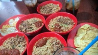 Racikan sedap mie bangladesh juga ada di Bekasi, Jawa Barat. Namanya Indomie Bangladesh Bang Adit yang seporsinya hanya Rp 13.000. Kamu bisa menikmati gurihnya mie bangladesh dengan tambahan sate kerang atau telur dadar. Foto: Google Review