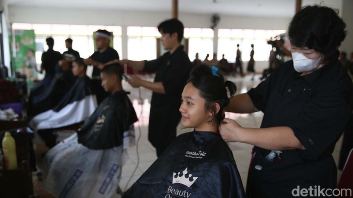 Paskibraka Tingkat Pusat tengah menjalani proses Diklat di Taman Rekreasi Wiladatika (TRW) Cibubur. Hari ini mereka potong rambut bersama.
