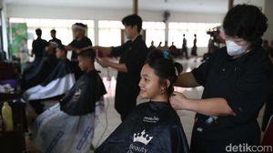 Momen Anggota Paskibraka Pusat Potong Rambut
