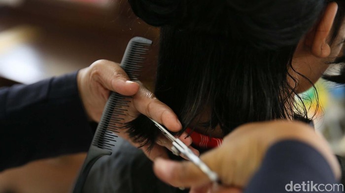 Paskibraka Tingkat Pusat tengah menjalani proses Diklat di Taman Rekreasi Wiladatika (TRW) Cibubur. Hari ini mereka potong rambut bersama.