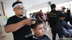 Momen Anggota Paskibraka Pusat Potong Rambut