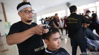 Pasukan Pengibar Bendera Pusaka (Paskibraka) melakukan prosesi potong rambut saat pemusatan diklat Paskibraka 2024 di Jakarta, Minggu (14/7/2024).