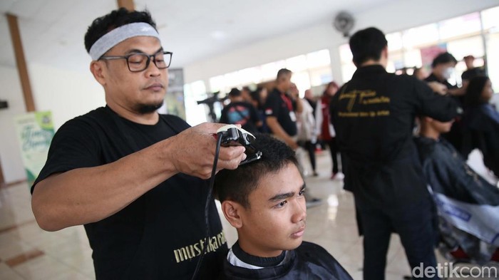 Momen Anggota Paskibraka Pusat Potong Rambut Paskibraka Tingkat Pusat tengah menjalani proses Diklat di Taman Rekreasi Wiladatika (TRW) Cibubur. Hari ini mereka potong rambut bersama.