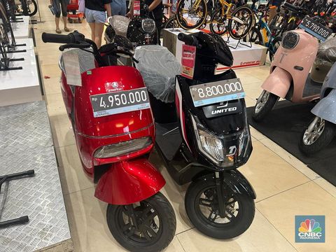 Motor Listrik Rp 5 Jutaan di Transmart. (CNBC Indonesia/Elga)