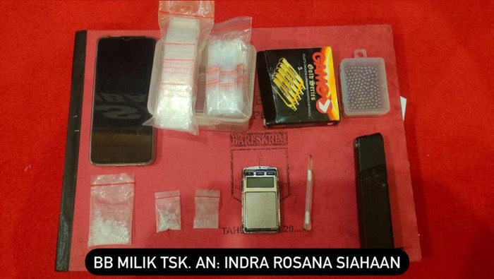 Barang bukti yang diamankan polisi dari tersangka Indra