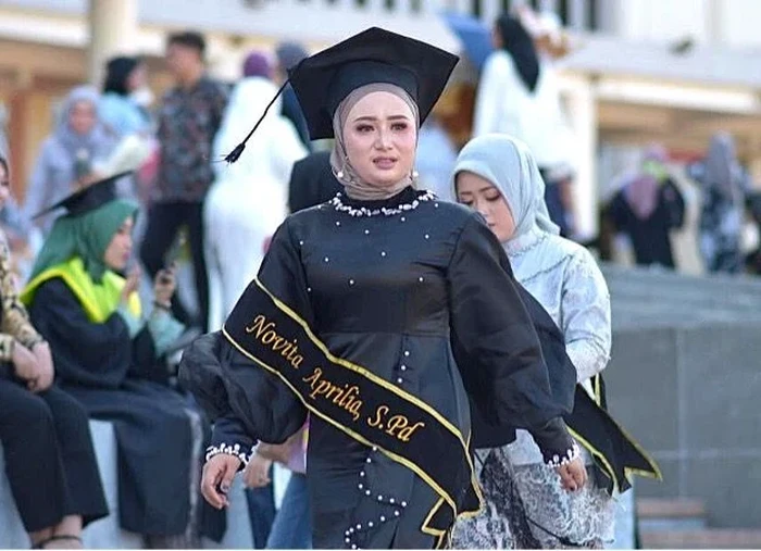 Novita Aprilia menjadi wisudawan terbaik Unesa.