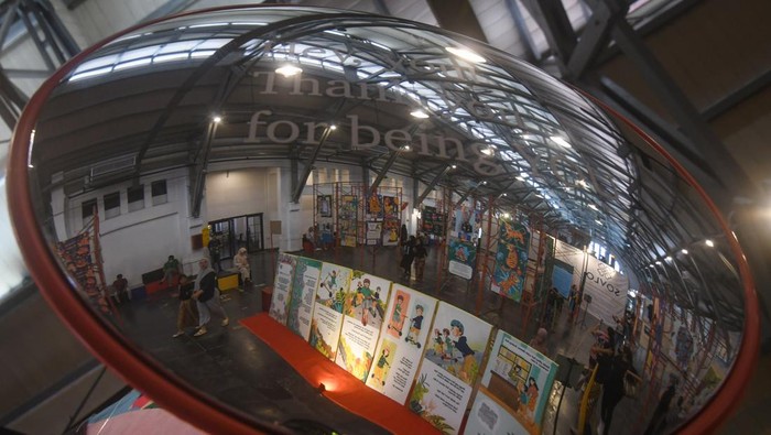 Pengunjung mengamati karya-karya suvenir berbasis ilustrasi dalam Pameran Teras Inspirasi di Pos Bloc, Jakarta, Minggu (14/7/2024). Pameran yang digelar oleh  Souvenir Lokal (Sovlo) tersebut bertujuan mengenalkan karya-karya dari 48 ilustrator lokal Indonesia sekaligus memasarkan dan meningkatkan nilai ekonomi kreatif produk-produk suvenir melalui pemanfaatan seni ilustrasi. ANTARA FOTO/Aditya Pradana Putra/nym.