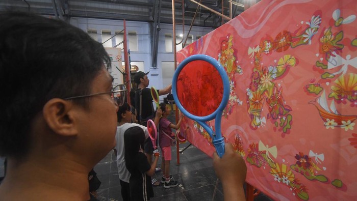 Pengunjung mengamati karya-karya suvenir berbasis ilustrasi dalam Pameran Teras Inspirasi di Pos Bloc, Jakarta, Minggu (14/7/2024). Pameran yang digelar oleh  Souvenir Lokal (Sovlo) tersebut bertujuan mengenalkan karya-karya dari 48 ilustrator lokal Indonesia sekaligus memasarkan dan meningkatkan nilai ekonomi kreatif produk-produk suvenir melalui pemanfaatan seni ilustrasi. ANTARA FOTO/Aditya Pradana Putra/nym.