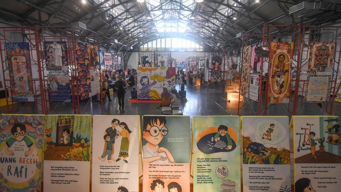 Pameran suvenir berbasis ilustrasi Pengunjung mengamati karya-karya suvenir berbasis ilustrasi dalam Pameran Teras Inspirasi di Pos Bloc, Jakarta, Minggu (14/7/2024). Pameran yang digelar oleh Souvenir Lokal (Sovlo) tersebut bertujuan mengenalkan karya-karya dari 48 ilustrator lokal Indonesia sekaligus memasarkan dan meningkatkan nilai ekonomi kreatif produk-produk suvenir melalui pemanfaatan seni ilustrasi. ANTARA FOTO/Aditya Pradana Putra/nym.