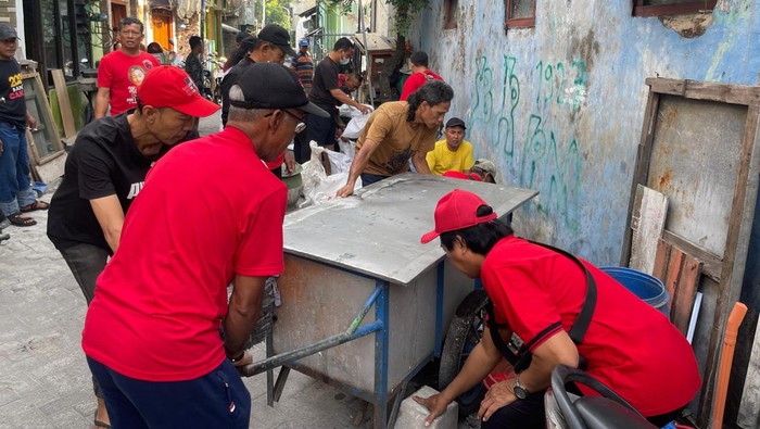 PDIP Surabaya kerja bakti