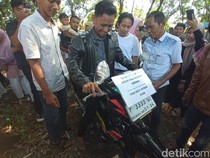 Semringah Pegi Setiawan saat Terima Hadiah Motor dari Ratu Durian