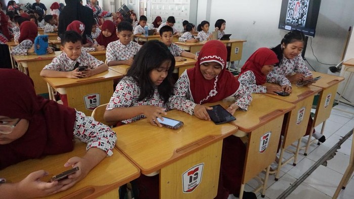 Pelatihan Cyber Security Awarness bagi pelajar sekolah oleh Telkom.