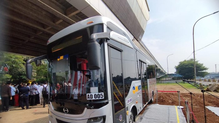 Menteri Perhubungan Budi Karya Sumadi meluncurkan layanan Biskita Trans Depok. Layanan bus ini menyambungkan pusat kota Depok ke Stasiun LRT Harjamukti.