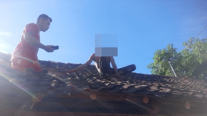 Pencuri motor di Bima, NTB, kabur ke atap rumah warga setelah kepergok mencuri, Minggu (14/7/2024).