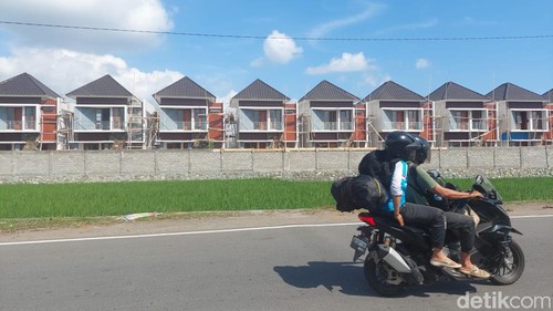 Pengendara sepeda motor melintas di depan sebuah perumahan nonsubsidi di NTB, Minggu (14/7/2024). (Foto: Nathea Citra/detikBali)