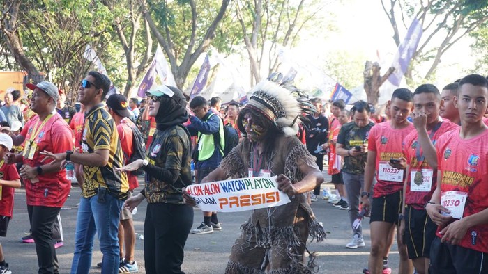 Peserta Kostum ala Suku Indian Ikuti Lomba Bhayangkara Kartini Run di Jepara