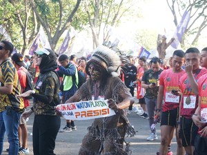 Meriah! Peserta Bhayangkara Kartini Run Jepara Pakai Kostum ala Suku Indian
