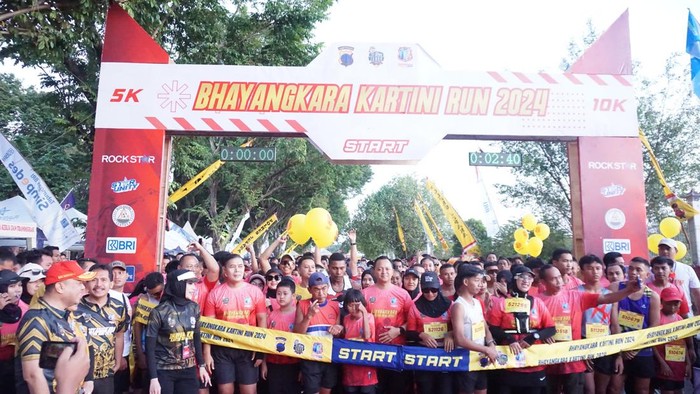 Peserta penyandang disabilitas ikuti Bhayangkara Kartini Run 2024 di Jepara, Minggu (14/7/2024)