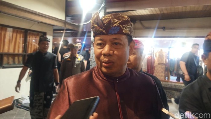 Pj Gubernur Bali Sang Made Mahendra Jaya saat diwawancarai di Denpasar, Sabtu (13/7/2024).