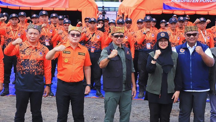PJ Gubernur Jatim bersama Kepala BNPB dan Bupati Banyuwangi dalam Sarasehan Mitigasi Bencana di Pantai Boom, Banyuwangi.