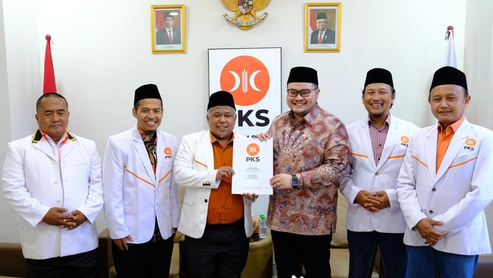 PKS serahkan SK Rekomendasi maju Pilbup Kediri 2024 kepada Mas Dhito.