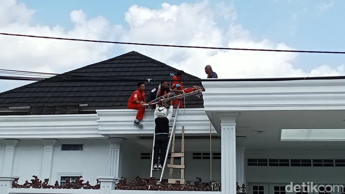 PMI evakuasi Ishak (55) yang kesetrum listrik saat sedang memperbaiki dak rumah di Palembang