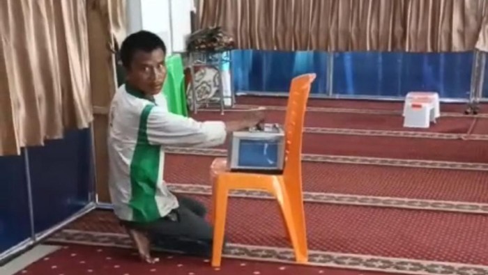 Seorang pria memamerkan alat kelaminnya di dalam masjid di Kota Metro Provinsi Lampung. Videonya pun viral di media sosial.